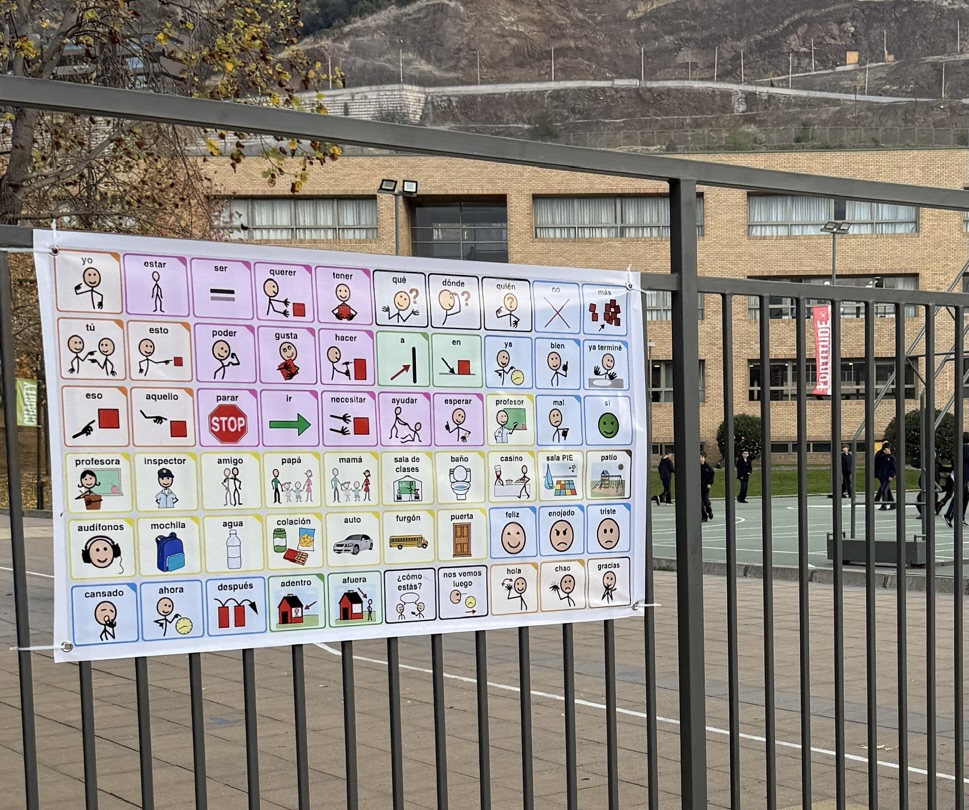 Tablero de comunicación instalado en un colegio